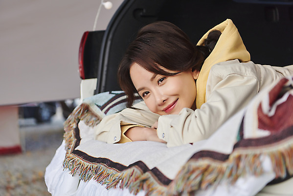 포토 JPG 라이프스타일 여자 엎드리기 여행 전구 가족 자동차 휴가 아웃도어 한명 미소 사람 상반신 성인 야외 옆모습 30대 캠핑 한국인 캠핑장 자동차트렁크 성인여자한명만 차박 언택트 국내포토 1 육상교통 뷰포인트 관계 모션 레저 표정 동양인 생활 장년 여자한명만 성인여자만 파일형식