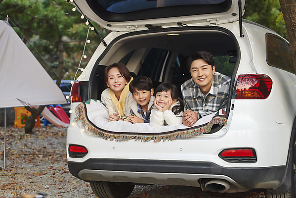 포토 JPG 라이프스타일 여자 남자 딸 아들 어린이 엎드리기 여행 전구 가족 자동차 엄마 휴가 아웃도어 미소 사람 소녀 소년 여러명 상반신 성인 야외 옆모습 30대 턱괴기 캠핑 한국인 아빠 캠핑장 자동차트렁크 차박 언택트 국내포토 육상교통 뷰포인트 다수 관계 모션 레저 표정 동양인 생활 장년 파일형식