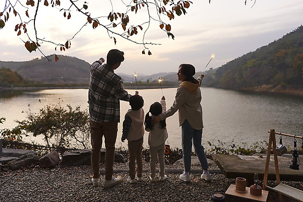 포토 JPG 전신 라이프스타일 여자 남자 딸 아들 어린이 여행 가족 엄마 휴가 불꽃놀이 아웃도어 서기 들기 사람 소녀 소년 여러명 성인 야외 뒷모습 30대 노을 캠핑 한국인 저수지 아빠 캠핑장 차박 언택트 국내포토 자연요소 뷰포인트 다수 관계 모션 놀이 레저 동양인 생활 장년 파일형식