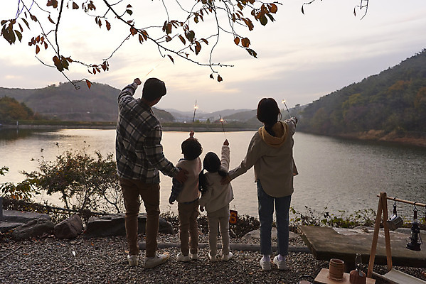 포토 JPG 전신 라이프스타일 여자 남자 딸 아들 어린이 여행 가족 엄마 휴가 불꽃놀이 아웃도어 들기 사람 소녀 소년 여러명 성인 야외 뒷모습 30대 노을 캠핑 한국인 저수지 아빠 캠핑장 차박 언택트 국내포토 자연요소 뷰포인트 다수 관계 모션 놀이 레저 동양인 생활 장년 파일형식