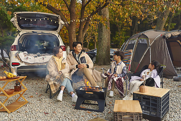 포토 JPG 전신 라이프스타일 응시 여자 남자 딸 아들 어린이 여행 의자 전구 가족 자동차 탁자 엄마 휴가 아웃도어 미소 사람 앉기 소녀 소년 여러명 성인 야외 옆모습 30대 캠핑 한국인 아빠 캠핑장 화로 차박 캠핑의자 언택트 국내포토 그릇 시선 육상교통 뷰포인트 가구 다수 관계 모션 레저 표정 캠핑도구 동양인 생활 장년 파일형식