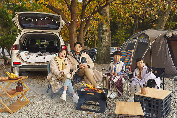 포토 JPG 전신 라이프스타일 여자 남자 딸 아들 어린이 여행 의자 전구 가족 자동차 탁자 엄마 휴가 아웃도어 미소 사람 앉기 소녀 소년 여러명 성인 야외 앞모습 30대 캠핑 한국인 아빠 캠핑장 화로 차박 캠핑의자 언택트 국내포토 그릇 육상교통 뷰포인트 가구 다수 관계 모션 레저 표정 캠핑도구 동양인 생활 장년 파일형식