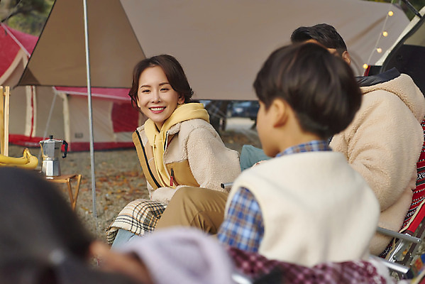 포토 JPG 라이프스타일 응시 여자 남자 딸 아들 어린이 여행 의자 전구 가족 탁자 엄마 휴가 아웃도어 미소 사람 앉기 소녀 소년 여러명 상반신 성인 야외 옆모습 뒷모습 30대 캠핑 한국인 아빠 캠핑장 화로 차박 캠핑의자 언택트 국내포토 그릇 시선 뷰포인트 가구 다수 관계 모션 레저 표정 캠핑도구 동양인 생활 장년 파일형식