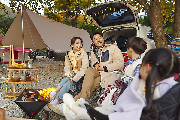 포토 JPG 라이프스타일 응시 여자 남자 딸 아들 어린이 여행 의자 전구 가족 자동차 탁자 엄마 휴가 아웃도어 미소 사람 앉기 소녀 소년 여러명 상반신 성인 야외 앞모습 옆모습 뒷모습 30대 캠핑 한국인 아빠 캠핑장 화로 차박 캠핑의자 언택트 국내포토 그릇 시선 육상교통 뷰포인트 가구 다수 관계 모션 레저 표정 캠핑도구 동양인 생활 장년 파일형식