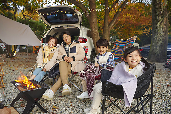 포토 JPG 전신 라이프스타일 여자 남자 딸 아들 어린이 여행 의자 전구 가족 자동차 탁자 엄마 휴가 아웃도어 미소 사람 앉기 소녀 소년 여러명 성인 야외 앞모습 30대 캠핑 한국인 아빠 캠핑장 화로 차박 캠핑의자 언택트 국내포토 그릇 육상교통 뷰포인트 가구 다수 관계 모션 레저 표정 캠핑도구 동양인 생활 장년 파일형식