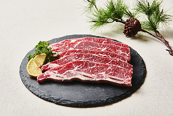 포토 JPG 스튜디오촬영 접시 음식 회색배경 실내 생고기 육류 요리 사람없음 소고기 소나무 레몬 갈비 솔방울 부위 소갈비 LA갈비 국내포토 나무 식기 백그라운드 과일 식재료 내부 회색 파일형식