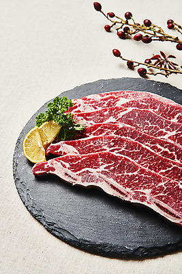 포토 JPG 스튜디오촬영 접시 음식 회색배경 실내 생고기 육류 요리 사람없음 소고기 레몬 갈비 부위 소갈비 LA갈비 국내포토 식기 백그라운드 과일 식재료 내부 회색 파일형식