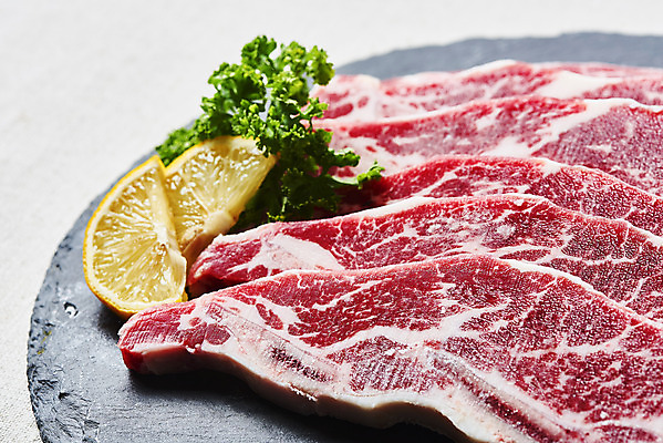 포토 JPG 스튜디오촬영 접시 음식 회색배경 실내 생고기 육류 요리 근접촬영 사람없음 소고기 레몬 갈비 부위 소갈비 LA갈비 국내포토 식기 뷰포인트 백그라운드 과일 식재료 내부 회색 파일형식