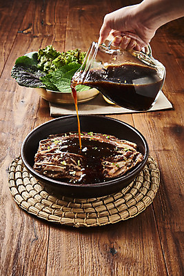 포토 JPG 스튜디오촬영 접시 손 음식 실내 생고기 육류 요리 신체부위 소고기 양념 붓기 상추 쌈 깻잎 갈비 부위 양념갈비 소갈비 갈색배경 LA갈비 국내포토 식기 백그라운드 채소 식재료 모션 사람 내부 갈색 파일형식