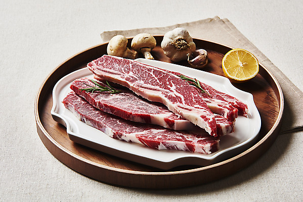 포토 JPG 스튜디오촬영 음식 회색배경 실내 마늘 생고기 육류 요리 사람없음 버섯 소고기 레몬 갈비 부위 로즈메리 소갈비 LA갈비 국내포토 백그라운드 채소 과일 식재료 내부 회색 허브 파일형식