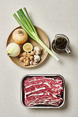 포토 JPG 스튜디오촬영 접시 음식 회색배경 양파 실내 마늘 생고기 육류 요리 사람없음 하이앵글 소고기 양념 레몬 갈비 부위 생강 대파 소갈비 플랫레이 LA갈비 국내포토 식기 뷰포인트 백그라운드 채소 과일 식재료 내부 회색 플랫 파 파일형식
