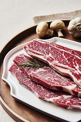 포토 JPG 스튜디오촬영 접시 음식 회색배경 실내 마늘 생고기 육류 요리 근접촬영 사람없음 버섯 소고기 갈비 부위 로즈메리 소갈비 LA갈비 국내포토 식기 뷰포인트 백그라운드 채소 식재료 내부 회색 허브 파일형식