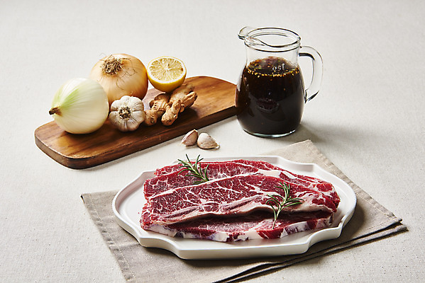 포토 JPG 스튜디오촬영 접시 음식 회색배경 양파 실내 마늘 생고기 육류 요리 사람없음 소고기 양념 레몬 갈비 부위 생강 로즈메리 소갈비 LA갈비 국내포토 식기 백그라운드 채소 과일 식재료 내부 회색 허브 파일형식