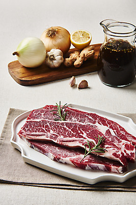 포토 JPG 스튜디오촬영 접시 음식 회색배경 양파 실내 마늘 생고기 육류 요리 사람없음 소고기 양념 레몬 갈비 부위 생강 로즈메리 소갈비 LA갈비 국내포토 식기 백그라운드 채소 과일 식재료 내부 회색 허브 파일형식