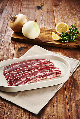 포토 JPG 스튜디오촬영 접시 음식 양파 실내 생고기 육류 요리 사람없음 소고기 레몬 갈비 부위 나무접시 소갈비 갈색배경 LA갈비 국내포토 식기 백그라운드 채소 과일 식재료 내부 갈색 파일형식