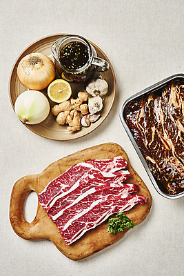 포토 JPG 스튜디오촬영 접시 음식 회색배경 양파 실내 마늘 생고기 육류 요리 사람없음 하이앵글 소고기 양념 레몬 갈비 부위 생강 양념갈비 나무접시 소갈비 플랫레이 LA갈비 국내포토 식기 뷰포인트 백그라운드 채소 과일 식재료 내부 회색 플랫 파일형식