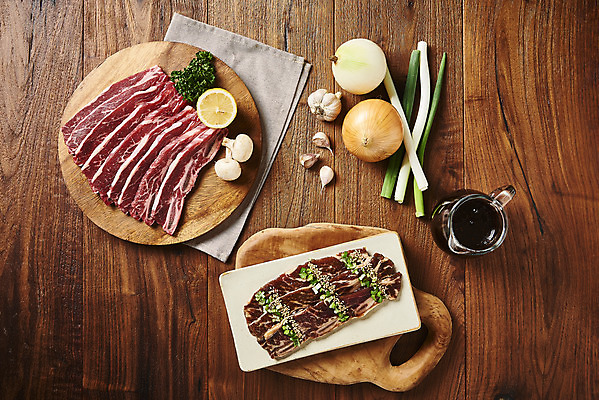 포토 JPG 스튜디오촬영 접시 음식 양파 실내 마늘 생고기 육류 요리 사람없음 하이앵글 소고기 양념 레몬 갈비 파 부위 양념갈비 대파 나무도마 나무접시 소갈비 플랫레이 갈색배경 LA갈비 국내포토 식기 뷰포인트 백그라운드 채소 과일 식재료 도마 내부 목재 갈색 플랫 파일형식