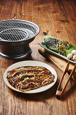 포토 JPG 스튜디오촬영 접시 음식 실내 집게 생고기 육류 요리 사람없음 버섯 소고기 상추 쌈 깻잎 갈비 파 화로 부위 양념갈비 소갈비 갈색배경 LA갈비 국내포토 그릇 식기 백그라운드 채소 식재료 내부 갈색 파일형식