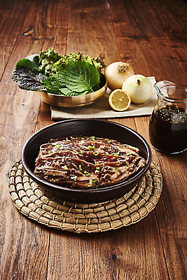 포토 JPG 스튜디오촬영 그릇 접시 음식 회색배경 양파 실내 생고기 육류 요리 사람없음 소고기 양념 상추 레몬 쌈 깻잎 갈비 파 부위 양념갈비 소갈비 갈색배경 LA갈비 국내포토 식기 백그라운드 채소 과일 식재료 내부 갈색 회색 파일형식