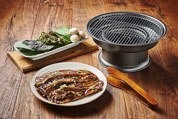 포토 JPG 스튜디오촬영 접시 실내 집게 생고기 육류 요리 사람없음 버섯 소고기 상추 구이 쌈 깻잎 갈비 파 화로 부위 양념갈비 소갈비 갈색배경 LA갈비 국내포토 그릇 식기 음식 백그라운드 채소 식재료 내부 갈색 파일형식