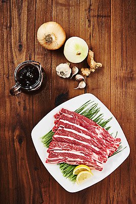 포토 JPG 스튜디오촬영 접시 음식 양파 실내 마늘 생고기 육류 요리 사람없음 하이앵글 소고기 양념 레몬 갈비 부위 생강 소갈비 플랫레이 갈색배경 LA갈비 국내포토 식기 뷰포인트 백그라운드 채소 과일 식재료 내부 갈색 플랫 파일형식