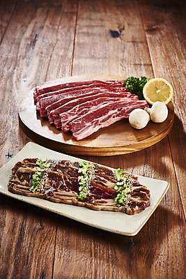 포토 JPG 스튜디오촬영 접시 실내 생고기 육류 요리 사람없음 버섯 소고기 구이 레몬 갈비 파 부위 양념갈비 소갈비 갈색배경 LA갈비 국내포토 식기 음식 백그라운드 채소 과일 식재료 내부 갈색 파일형식