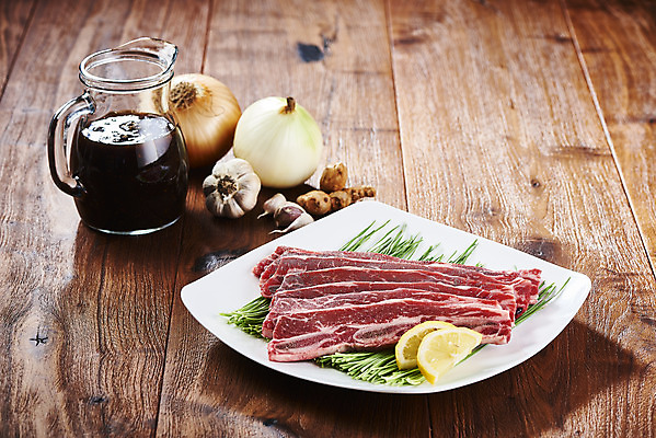 포토 JPG 스튜디오촬영 접시 음식 양파 실내 마늘 생고기 육류 요리 사람없음 소고기 양념 레몬 갈비 부위 생강 소갈비 갈색배경 LA갈비 국내포토 식기 백그라운드 채소 과일 식재료 내부 갈색 파일형식