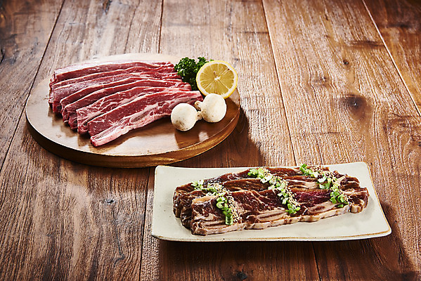 포토 JPG 스튜디오촬영 접시 실내 생고기 육류 요리 사람없음 버섯 소고기 구이 레몬 갈비 파 부위 소갈비 갈색배경 LA갈비 국내포토 식기 음식 백그라운드 채소 과일 식재료 내부 갈색 파일형식