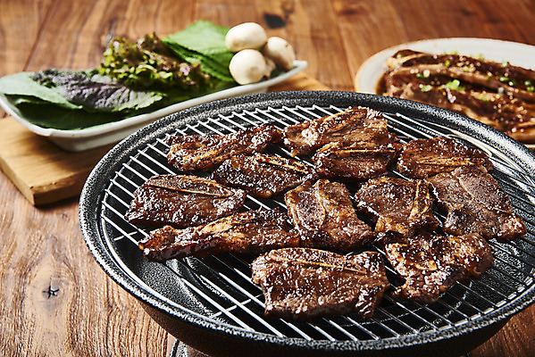 포토 JPG 스튜디오촬영 접시 실내 육류 요리 근접촬영 사람없음 버섯 소고기 상추 구이 쌈 깻잎 갈비 화로 부위 양념갈비 소갈비 갈색배경 LA갈비 국내포토 그릇 식기 음식 뷰포인트 백그라운드 채소 식재료 내부 갈색 파일형식