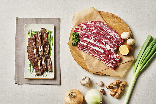 포토 JPG 스튜디오촬영 접시 음식 회색배경 양파 실내 마늘 육류 요리 사람없음 하이앵글 버섯 소고기 레몬 갈비 부위 생강 양념갈비 대파 나무접시 소갈비 플랫레이 LA갈비 국내포토 식기 뷰포인트 백그라운드 채소 과일 식재료 내부 회색 플랫 파 파일형식