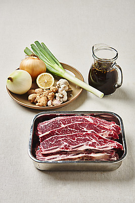 포토 JPG 스튜디오촬영 접시 음식 회색배경 양파 실내 마늘 생고기 육류 요리 사람없음 소고기 양념 갈비 부위 생강 대파 소갈비 LA갈비 국내포토 식기 백그라운드 채소 식재료 내부 회색 파 파일형식
