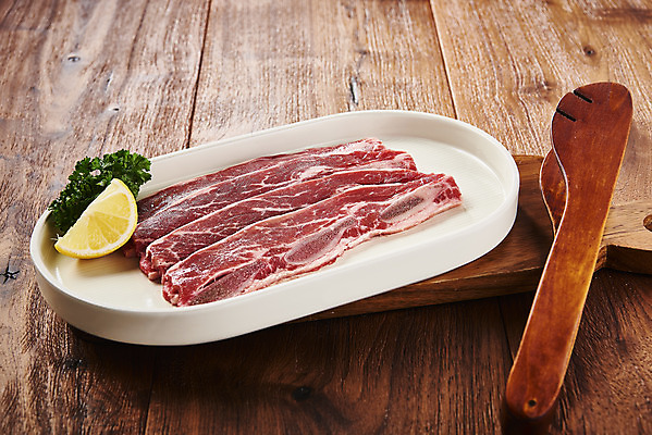 포토 JPG 스튜디오촬영 접시 음식 실내 집게 생고기 육류 요리 사람없음 소고기 레몬 갈비 부위 나무그릇 소갈비 갈색배경 LA갈비 국내포토 그릇 식기 백그라운드 과일 식재료 내부 목재 갈색 파일형식