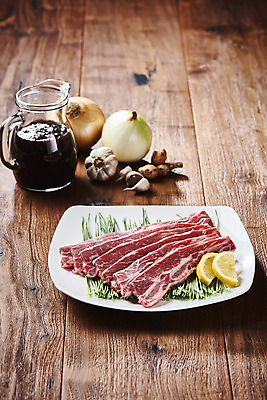 포토 JPG 스튜디오촬영 접시 음식 양파 실내 마늘 생고기 육류 요리 사람없음 소고기 양념 레몬 갈비 부위 생강 소갈비 갈색배경 LA갈비 국내포토 식기 백그라운드 채소 과일 식재료 내부 갈색 파일형식