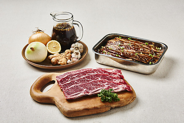 포토 JPG 스튜디오촬영 접시 음식 회색배경 양파 실내 마늘 생고기 육류 요리 사람없음 소고기 양념 레몬 갈비 부위 생강 나무그릇 소갈비 LA갈비 국내포토 그릇 식기 백그라운드 채소 과일 식재료 내부 목재 회색 파일형식