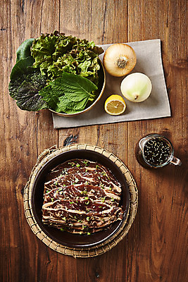 포토 JPG 스튜디오촬영 접시 음식 양파 실내 생고기 육류 요리 사람없음 하이앵글 소고기 양념 상추 레몬 쌈 깻잎 갈비 부위 양념갈비 소갈비 플랫레이 갈색배경 LA갈비 국내포토 식기 뷰포인트 백그라운드 채소 과일 식재료 내부 갈색 플랫 파일형식