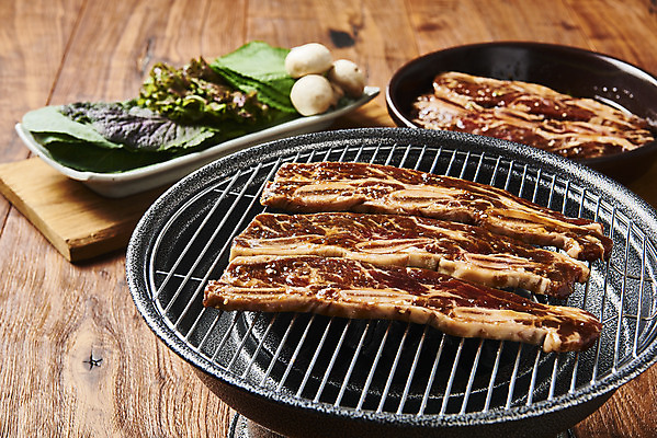 포토 JPG 스튜디오촬영 접시 실내 생고기 육류 요리 사람없음 버섯 소고기 상추 구이 쌈 깻잎 갈비 화로 부위 양념갈비 소갈비 갈색배경 LA갈비 국내포토 그릇 식기 음식 백그라운드 채소 식재료 내부 갈색 파일형식