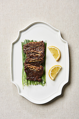 포토 JPG 스튜디오촬영 접시 회색배경 실내 육류 요리 사람없음 하이앵글 소고기 구이 레몬 갈비 부위 양념갈비 소갈비 플랫레이 LA갈비 국내포토 식기 음식 뷰포인트 백그라운드 과일 식재료 내부 회색 플랫 파일형식