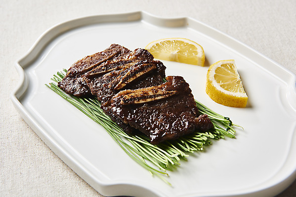 포토 JPG 스튜디오촬영 접시 회색배경 실내 육류 요리 사람없음 소고기 구이 레몬 갈비 부위 양념갈비 소갈비 LA갈비 국내포토 식기 음식 백그라운드 과일 식재료 내부 회색 파일형식