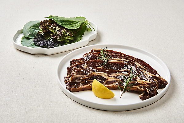 포토 JPG 스튜디오촬영 접시 음식 회색배경 실내 생고기 육류 요리 사람없음 소고기 상추 레몬 쌈 깻잎 갈비 부위 양념갈비 소갈비 LA갈비 국내포토 식기 백그라운드 채소 과일 식재료 내부 회색 파일형식