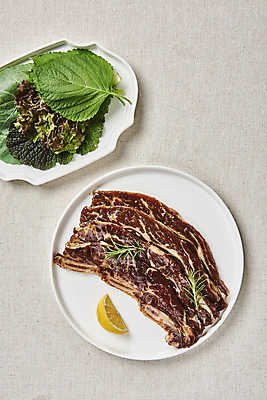 포토 JPG 스튜디오촬영 접시 음식 회색배경 실내 생고기 육류 요리 사람없음 하이앵글 소고기 상추 레몬 쌈 깻잎 갈비 부위 양념갈비 소갈비 플랫레이 LA갈비 국내포토 식기 뷰포인트 백그라운드 채소 과일 식재료 내부 회색 플랫 파일형식