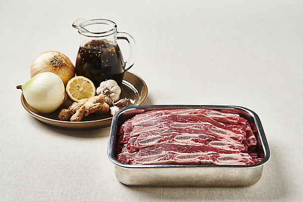 포토 JPG 스튜디오촬영 접시 음식 회색배경 양파 실내 마늘 생고기 육류 요리 사람없음 소고기 양념 레몬 갈비 부위 생강 소갈비 LA갈비 국내포토 식기 백그라운드 채소 과일 식재료 내부 회색 파일형식