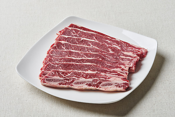 포토 JPG 스튜디오촬영 접시 음식 회색배경 실내 생고기 육류 사람없음 소고기 갈비 부위 소갈비 LA갈비 국내포토 식기 백그라운드 식재료 내부 회색 파일형식