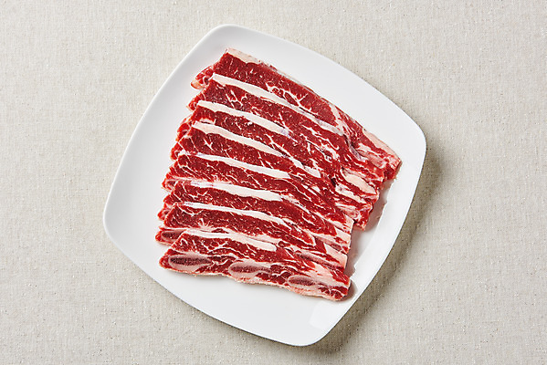 포토 JPG 스튜디오촬영 접시 음식 회색배경 실내 생고기 육류 사람없음 하이앵글 소고기 갈비 부위 소갈비 LA갈비 국내포토 식기 뷰포인트 백그라운드 식재료 내부 회색 파일형식