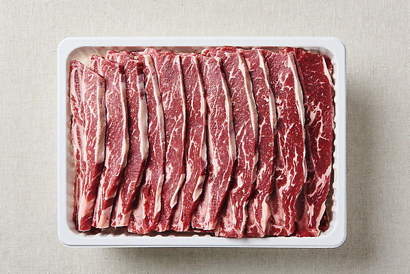 포토 JPG 스튜디오촬영 음식 포장 회색배경 실내 생고기 육류 사람없음 하이앵글 소고기 갈비 부위 소갈비 포장용기 LA갈비 국내포토 뷰포인트 백그라운드 식재료 내부 회색 포장재료 파일형식