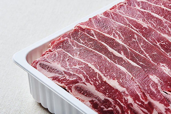 포토 JPG 스튜디오촬영 음식 포장 회색배경 실내 생고기 육류 근접촬영 사람없음 소고기 갈비 부위 소갈비 포장용기 LA갈비 국내포토 뷰포인트 백그라운드 식재료 내부 회색 포장재료 파일형식