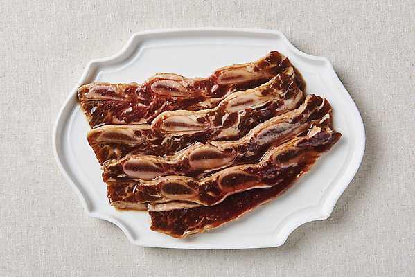 포토 JPG 스튜디오촬영 접시 음식 회색배경 실내 생고기 육류 요리 사람없음 하이앵글 소고기 갈비 부위 양념갈비 소갈비 LA갈비 국내포토 식기 뷰포인트 백그라운드 식재료 내부 회색 파일형식