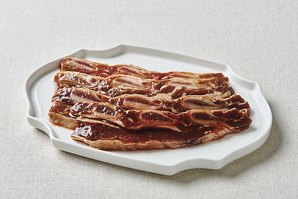 포토 JPG 스튜디오촬영 접시 음식 회색배경 실내 생고기 육류 요리 사람없음 소고기 갈비 부위 양념갈비 소갈비 LA갈비 국내포토 식기 백그라운드 식재료 내부 회색 파일형식