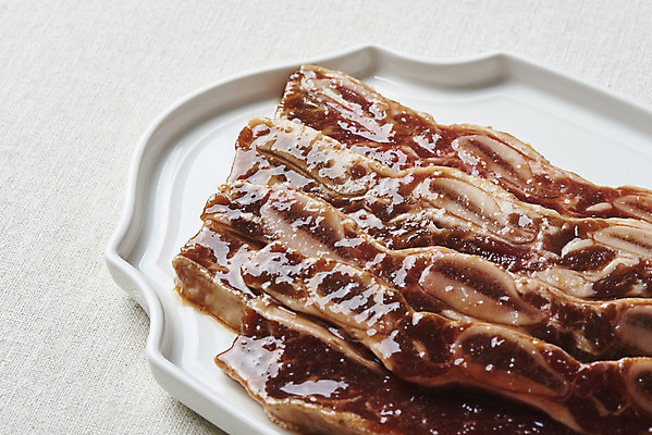 포토 JPG 스튜디오촬영 접시 음식 회색배경 실내 생고기 육류 요리 근접촬영 사람없음 소고기 갈비 부위 양념갈비 소갈비 LA갈비 국내포토 식기 뷰포인트 백그라운드 식재료 내부 회색 파일형식