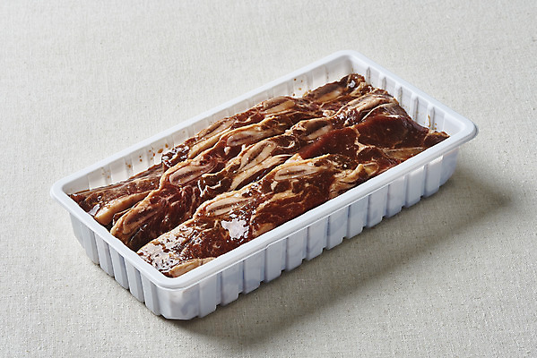 포토 JPG 스튜디오촬영 음식 포장 회색배경 실내 생고기 육류 요리 사람없음 소고기 양념 갈비 부위 양념갈비 소갈비 포장용기 LA갈비 국내포토 백그라운드 식재료 내부 회색 포장재료 파일형식