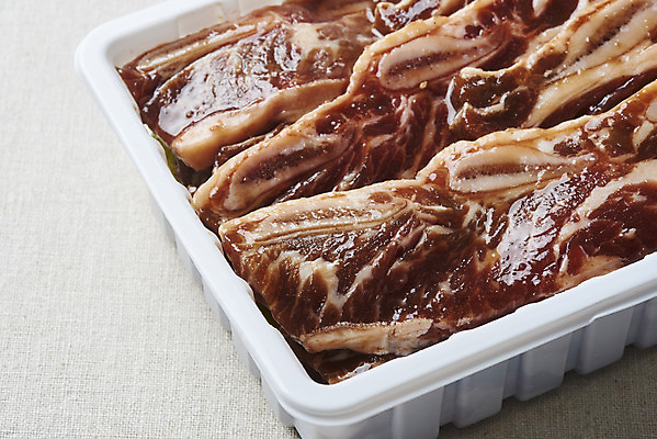 포토 JPG 스튜디오촬영 음식 포장 회색배경 실내 생고기 육류 요리 근접촬영 사람없음 소고기 양념 갈비 부위 양념갈비 소갈비 포장용기 LA갈비 국내포토 뷰포인트 백그라운드 식재료 내부 회색 포장재료 파일형식